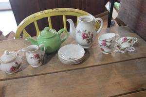lot 3796 image: Vintage Tea Set couple crackschip on cups