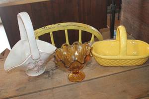 lot 3819 image: Vintage Dcor Glass Baskets & More