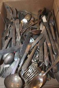 lot 3821 image: Flat of Vintage Silverware