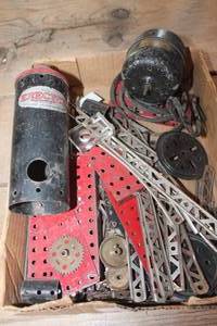 lot 3832 image: Vintage Erector Set Pieces & More
