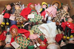 lot 3848 image: Flat of McDonlds Madame Alexander Dolls