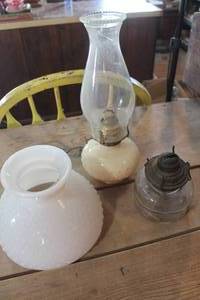 lot 3851 image: Vintage Oil Lamp wcrack Globe and More