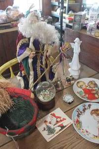 lot 3864 image: Vintage Christmas Dcor Plates and More