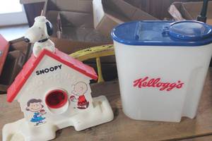 lot 3886 image: Vintage Snoopy Snow Cone Maker and More