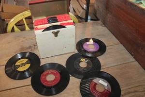 lot 3895 image: Vintage Metal 45 Record Carrying Case & Records