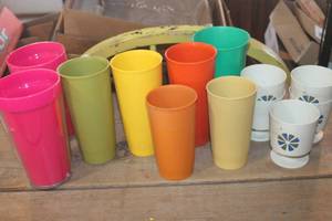 lot 3897 image: Vintage Tupperware Cups & More needs cleaning