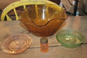 lot 3901 image: Vintage Amber Glass Serving Bowl & More