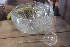 lot 3904 image: Large Vintage Glass Punch Bowl & Ladel