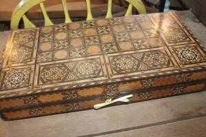lot 3920 image: Vintage Inlaid Wood Game Backgammon Box