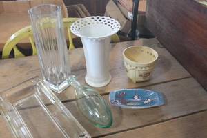 lot 3921 image: Vintage Lefton Vase and More
