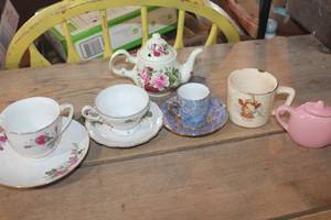 lot 3957 image: Vintage Tea Cup, Saucers and More