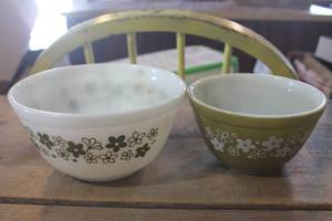 lot 3966 image: Vintage Pyrex Daisy Nesting Bowls needs cleaning
