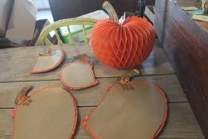 lot 3968 image: 5 Vintage Honeycomb Pumkins
