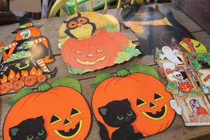 lot 3970 image: Vintage Halloween Die Cuts