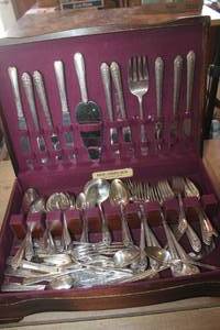 lot 3972 image: Vintage Silverware in Wood Storage Box