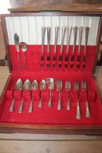 lot 3977 image: Vintage Silverware in Wood Storage Box