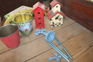 lot 4003 image: Bird Houses, Wind Chime & More