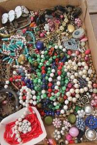 lot 4014 image: Vintage Jewelry