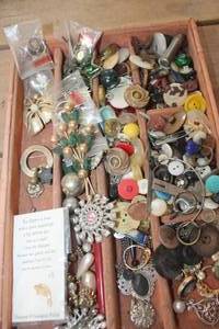 lot 4016 image: Vintage Jewelry, Buttons & More