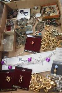 lot 4020 image: Flat of Misc. Jewelry