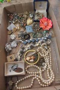 lot 4023 image: Flat of Misc. Jewelry