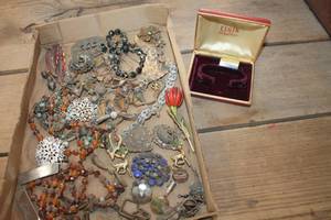lot 4028 image: Flat of Vintage Jewelry & More needs cleaning
