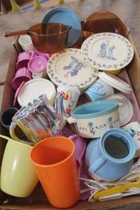 lot 4032 image: Vintage Childrens Toy Dishes & More