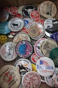 lot 4034 image: Flat of Misc. Buttons