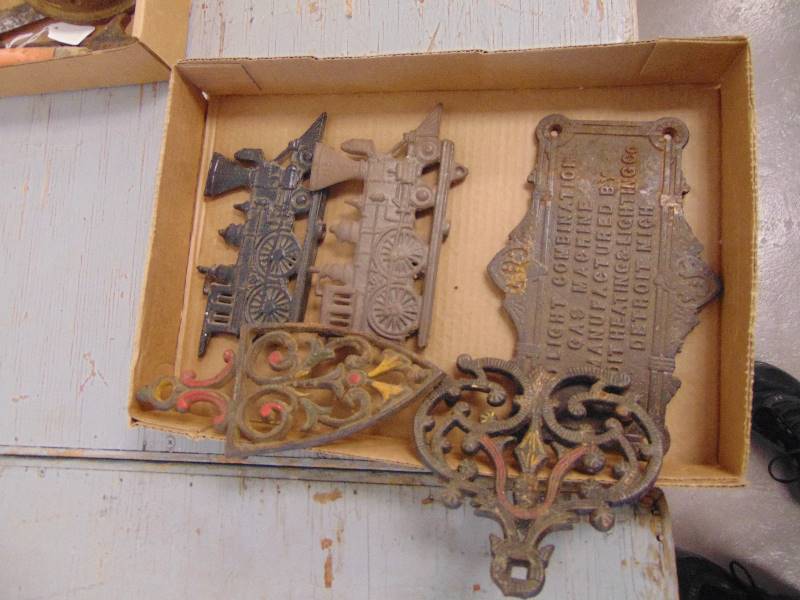 lot 1860 image: Cast Iron Decor