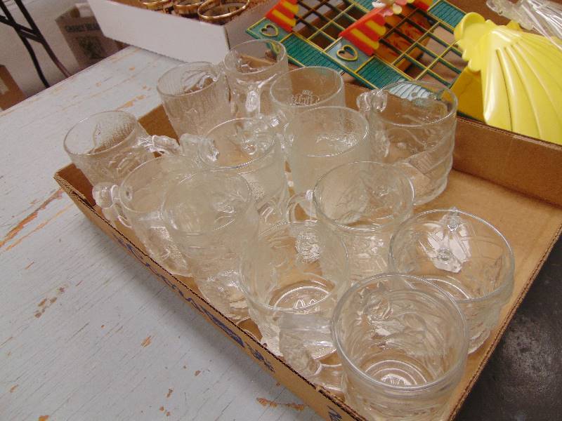 lot 1915 image: McDonalds Flintstone Mugs