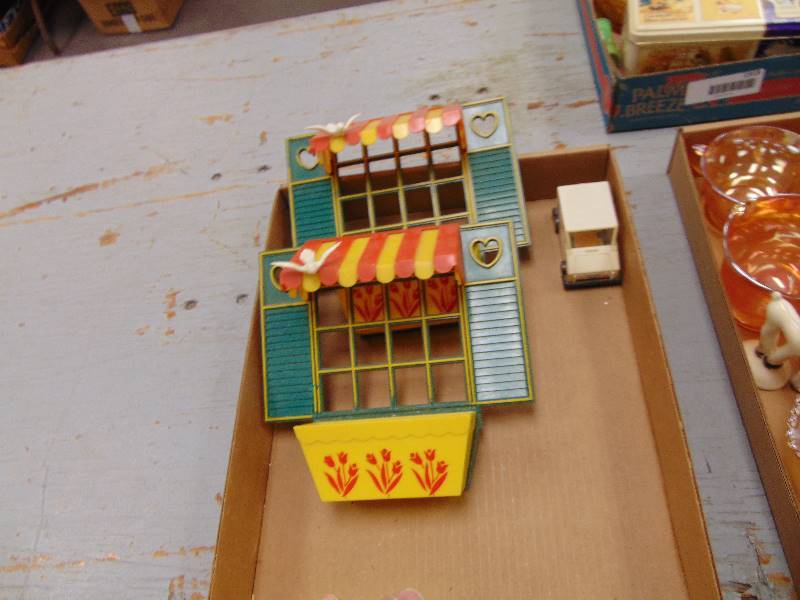 lot 1917 image: Flowerbox etc.