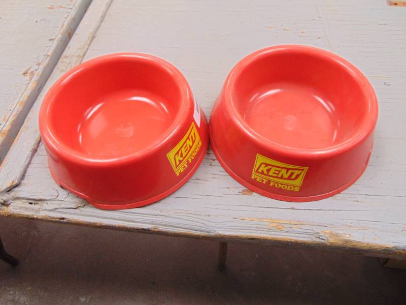 lot 1923 image: Pet Dishes