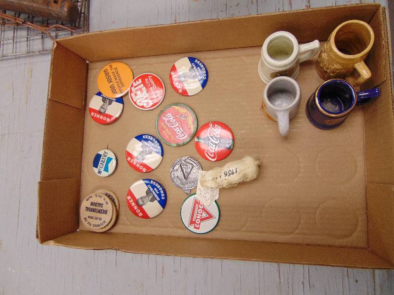 lot 1925 image: Pinback Buttons etc.