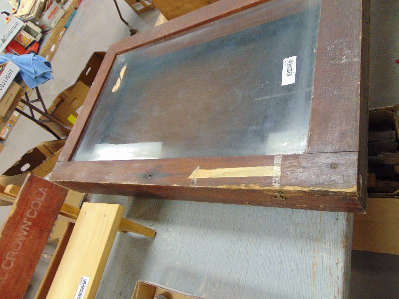 lot 1949 image: Vintage Showcase - 32 x 21 x 4.5