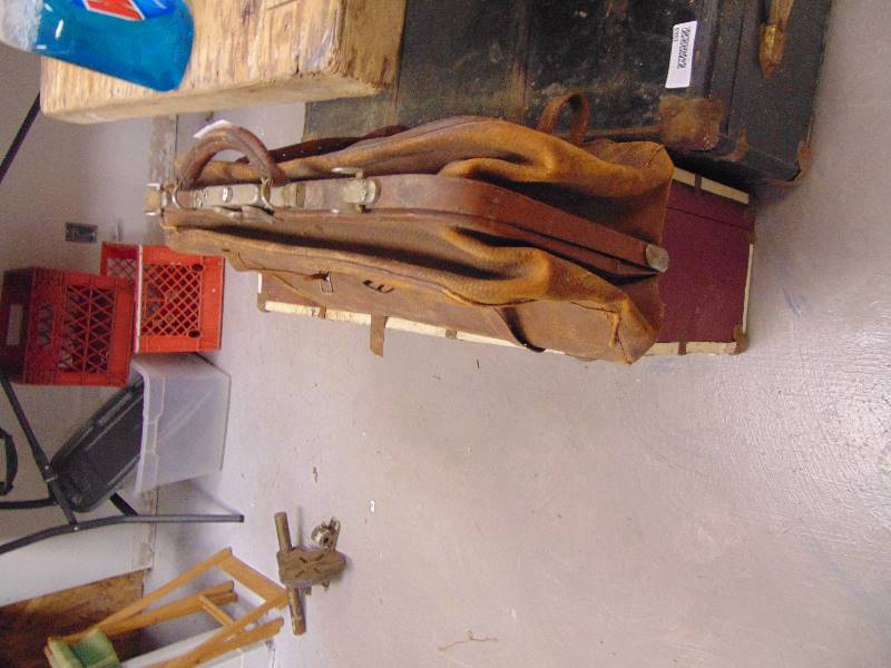 lot 1964 image: Vintage Leather Sachel