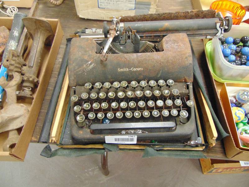 lot 1967 image: Smith-Corona Manual typewriter - good keys