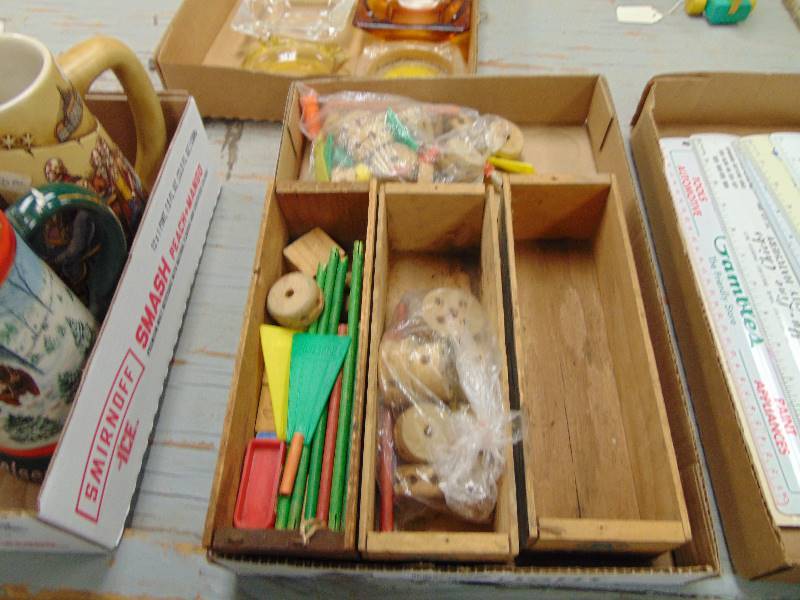 lot 1981 image: Vintage Tinker Toys & 3 Kraft Cheese Boxes