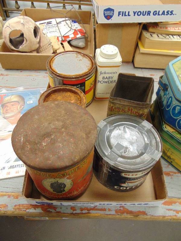 lot 1986 image: Lot of Collectible Tins