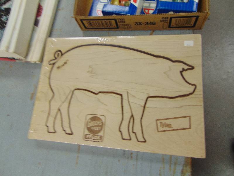 lot 2008 image: Goochs Best Feeds - Wood Cutting Board