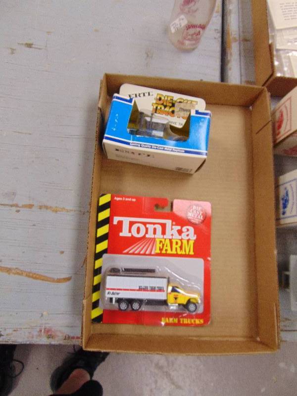 lot 2011 image: Tonka Diecast Feed Truck & Ertl Die Cast Tractor - NIB