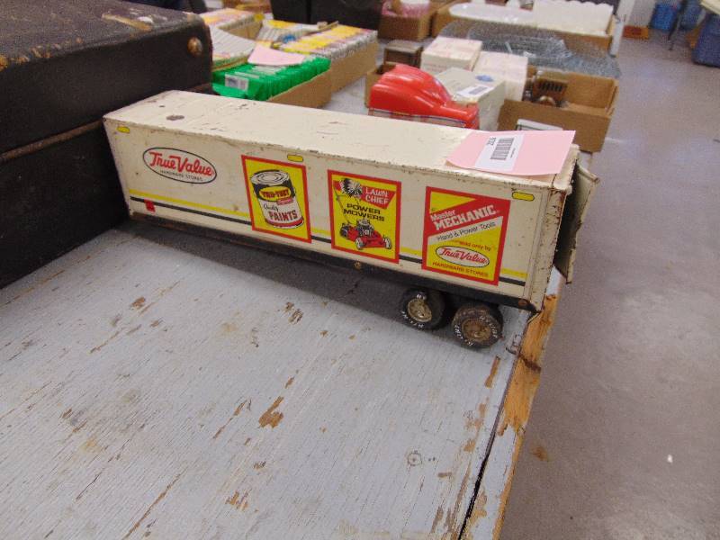 lot 2016 image: Tru-Value Diecast & Plastic 18 Wheeler