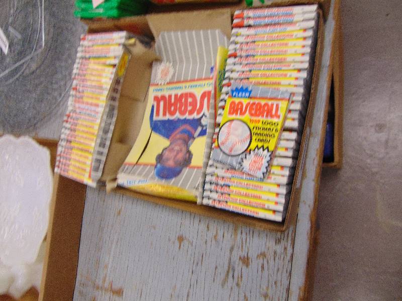 lot 2028 image: 1989 Fleer Logo Stickers & Trading Cards - 40 wax packs