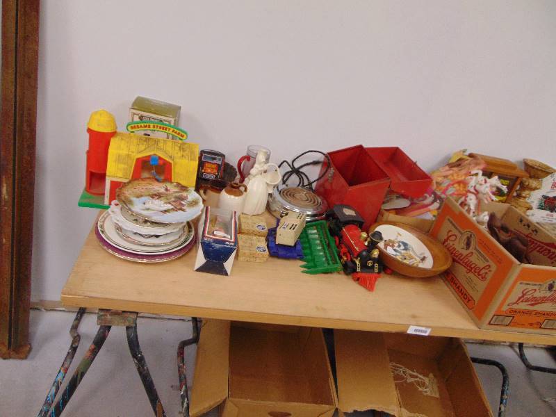 lot 2077 image: Bargain Table Load