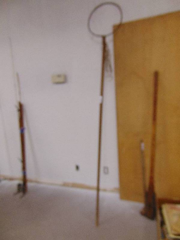 lot 2083 image: Vintage Long Handled Fishing Net - needs new netting