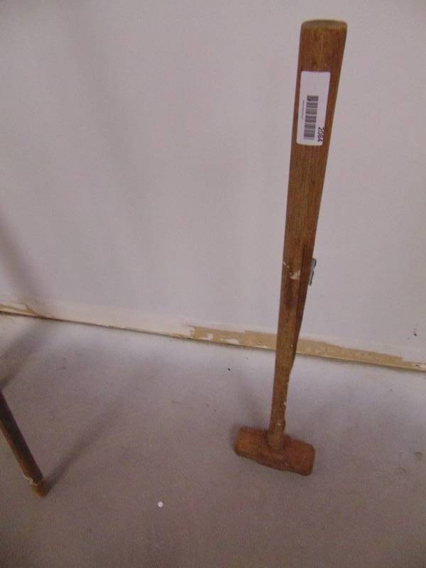 lot 2084 image: Sledge Hammer - needs handle