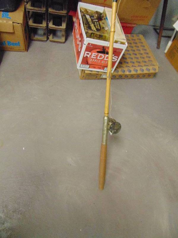 lot 2086 image: Vintage Cane Pole wreel