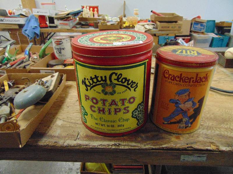 lot 1958 image: Vintage Kitty Clover Potato Chip Tin