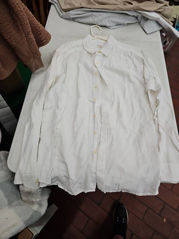 lot 63390 image: white Old Navy button-up shirt - XLarge