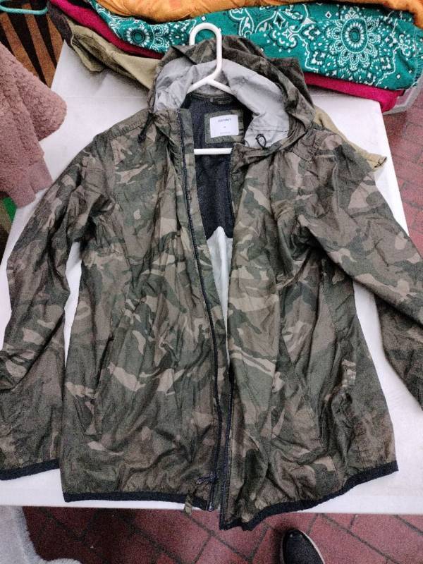 lot 63418 image: Old Navy camo hooded windbreaker - M