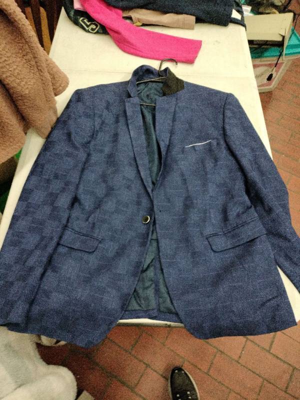 lot 63451 image: navy blue blazer
